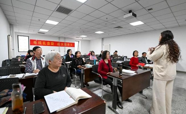 吃老年食堂、上老年大学 为何媒体说蹭老式消费背后是跨年龄共识 