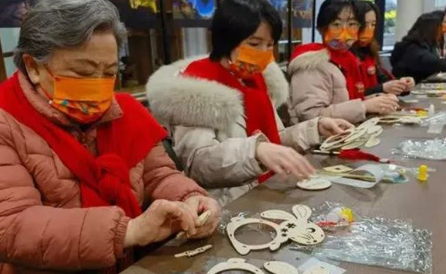 吃老年食堂、上老年大学 为何媒体说蹭老式消费背后是跨年龄共识 