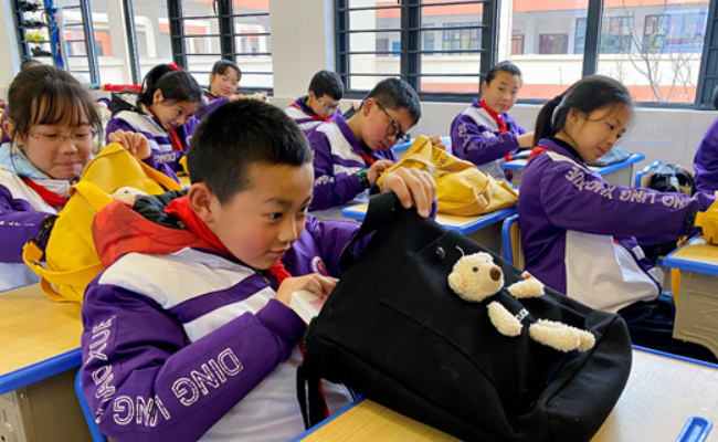 ​学校为减负要求学生不带书包回家 合理吗 