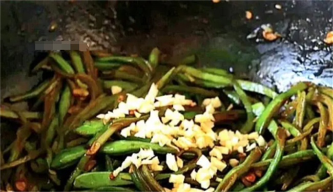 遇见此菜多买点 钙是牛奶3倍 中老年多吃它 腿脚硬朗有劲 
