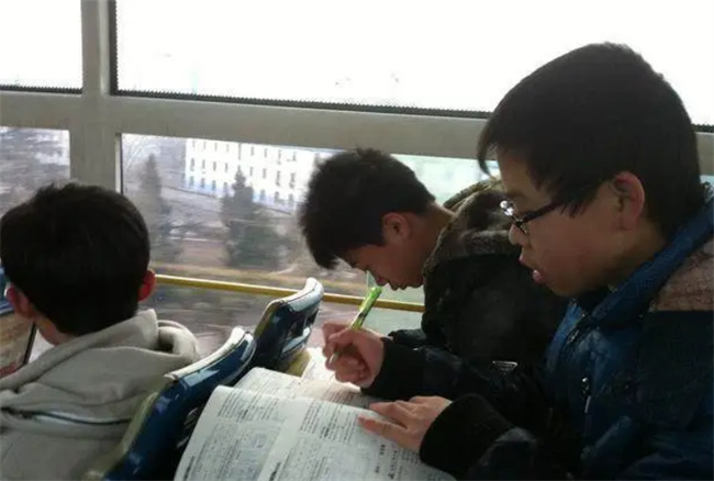 孩子没完成作业 老师点名批评 妈妈发张照片老师一言不发 