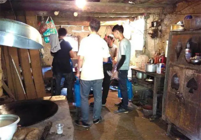 父母别在孩子面前哭穷 会毁掉孩子 别让穷限制孩子的眼界 