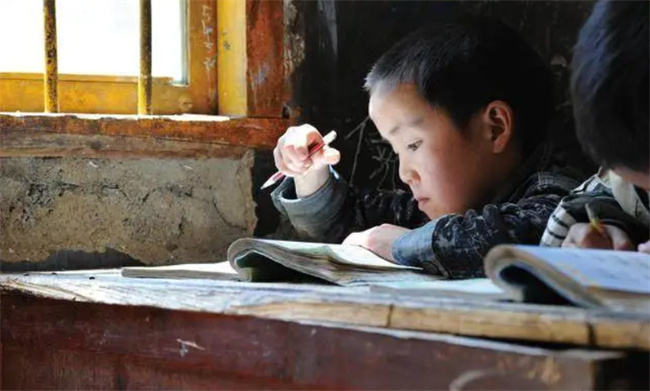 父母别在孩子面前哭穷 会毁掉孩子 别让穷限制孩子的眼界 