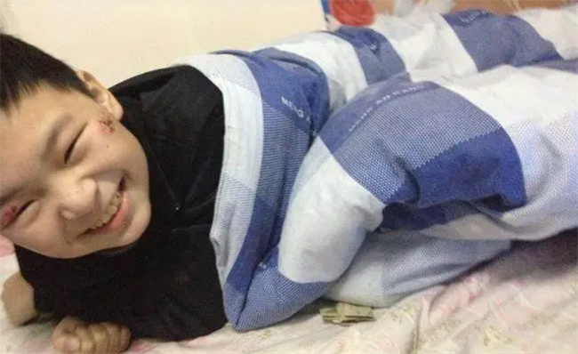 孩子在家谁都不怕 在外边是个胆小鬼 听听专家们怎么说 