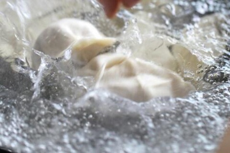 煮饺子用冷水还是热水？鲜饺子与速冻饺子的煮法