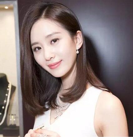偏分刘海这样弄百搭任何脸型 气质又有女人味