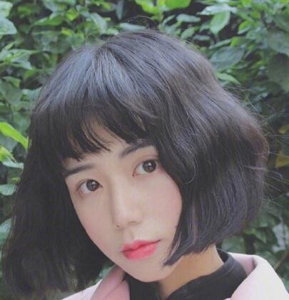 减龄少女风的蛋卷短发发型