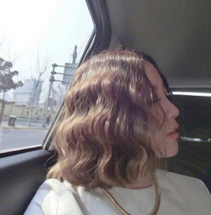 减龄少女风的蛋卷短发发型
