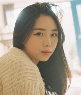 娃娃脸女生适合的甜美时髦发型