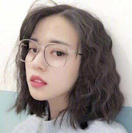 减龄少女风的蛋卷短发发型