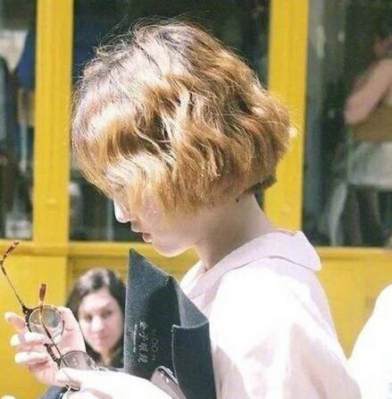 减龄少女风的蛋卷短发发型