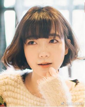 娃娃脸女生适合的甜美时髦发型
