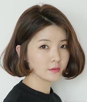 娃娃脸女生适合的甜美时髦发型