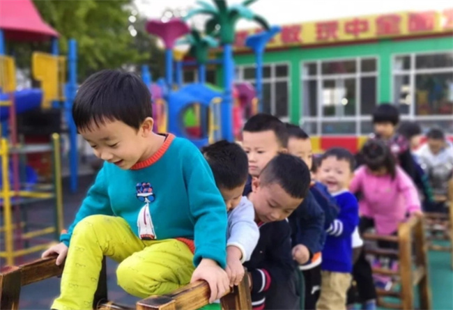 怀胎十月辛苦生出的孩子 为什么和自己不亲近 原因很现实 