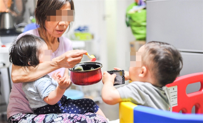 老一辈带孩子 出钱好还是出力好 听听这两类老人不同想法 