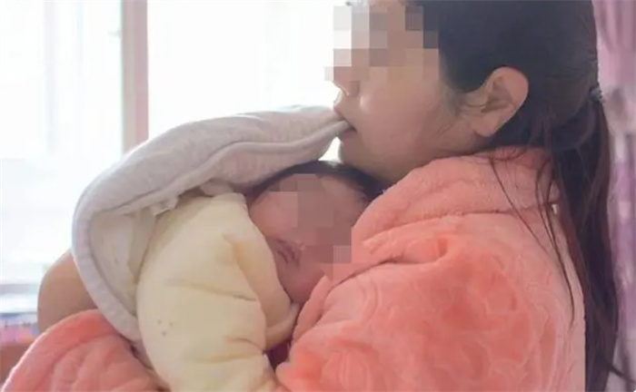 老一辈带孩子 出钱好还是出力好 听听这两类老人不同想法 