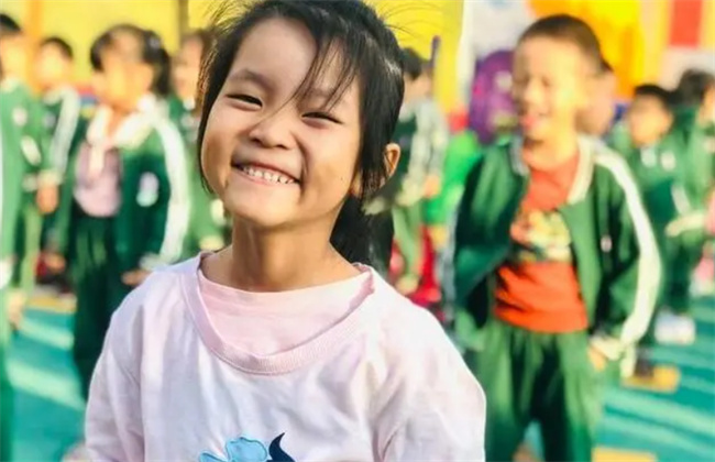 惊讶 八岁女孩自我认同极高 过度表扬的孩子变成了什么样 