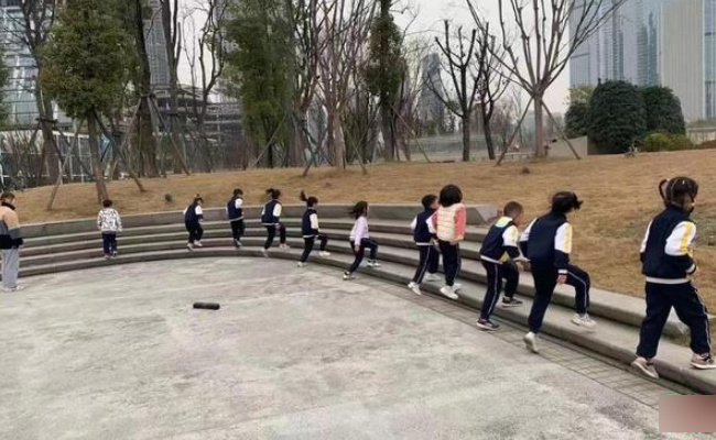 ​时间、地点家长自定 “上门体育培训”靠谱吗 