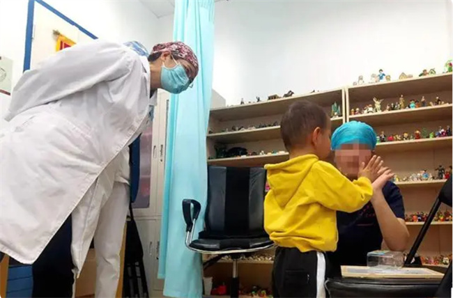 打压孩子的父母 不是好父母 别让你的“刀子嘴”毁了孩子 