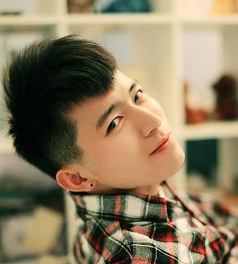 男生圆脸适合什么发型：清爽寸头发型让圆脸男生更有男人味