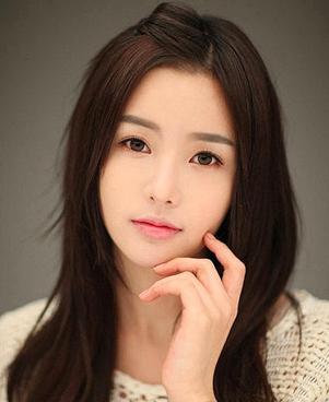 窄额头圆脸女生发型 巧搭刘海打造完美脸型