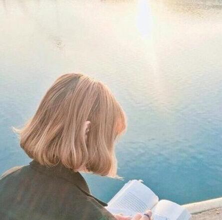 最新夏季最火的女生流行发色短发