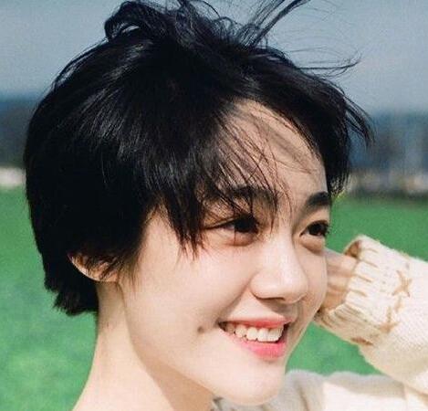 女生夏天最新流行的清爽时髦超短发