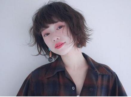 肥头大耳女生适合的微卷短发发型