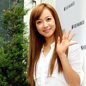 清新自然女生中长直发发型推荐 演绎出甜美迷人