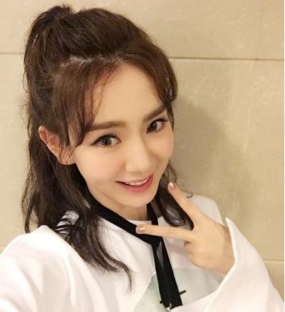 戚薇丸子头款式 跟戚薇学花样丸子头扎法让你气质满满