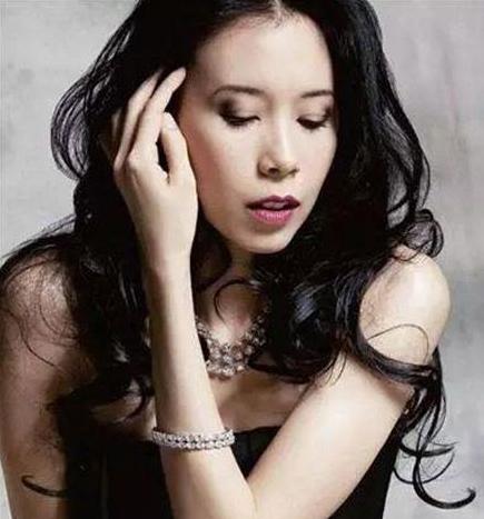 发型设计与脸型搭配女 脸型发型搭配大揭秘，变身优雅知性女