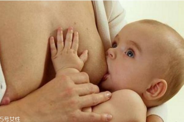 新生婴儿吮乳无力是怎么回事怎么办 新生儿不会吃奶怎么办