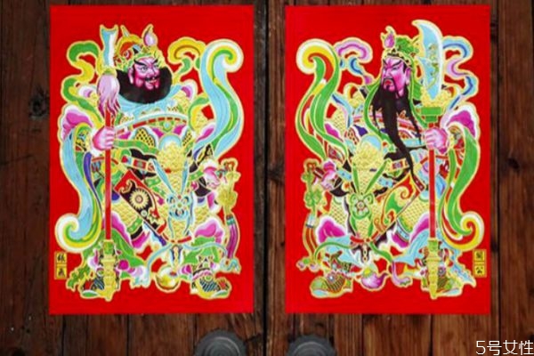 换下来的旧门神怎么处理 一扇门怎么贴门神