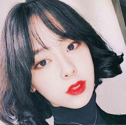 2023年下巴尖女生合适的韩式微卷短发发型