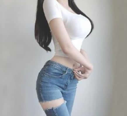 小姐姐牛仔裤搭配上白T恤 收缩身材前凸后翘