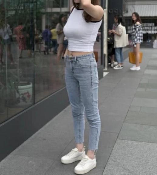 紧致干练牛仔裤搭配 时尚休闲又显酷凸显美女双腿