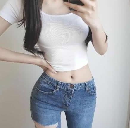 小姐姐牛仔裤搭配上白T恤 收缩身材前凸后翘