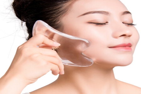 面部刮痧有什么好处？了解养生美学知识拥有良好护肤效果
