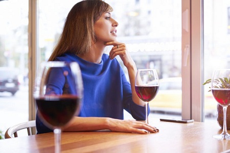 女性喝一杯温暖酒，便可温通血脉活血