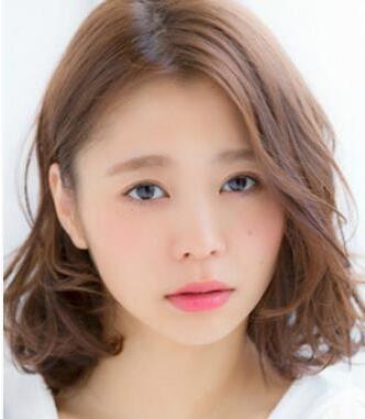 大饼脸女生适合的变小脸短发