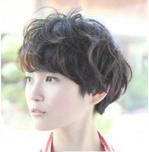 圆脸短发烫发发型 修颜时尚感短发烫发倍显干练自信