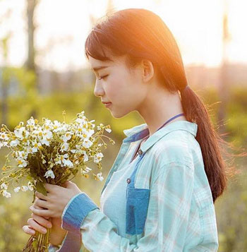 清新校园女学生长发扎发发型