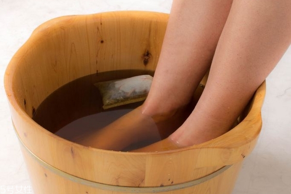 立冬天冷妈妈慎用热水给宝宝泡脚