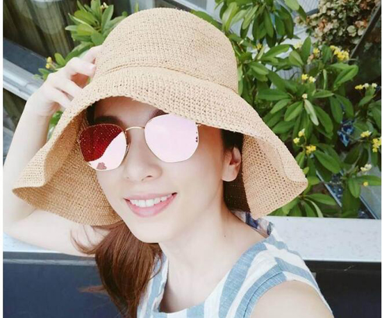 漂亮女生阳光下头发保养小常识