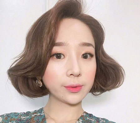 女生露额短发 气质逼人更清爽