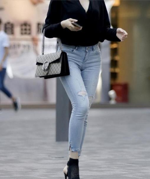 时尚街拍紧身牛仔裤 穿着紧身牛仔裤美女