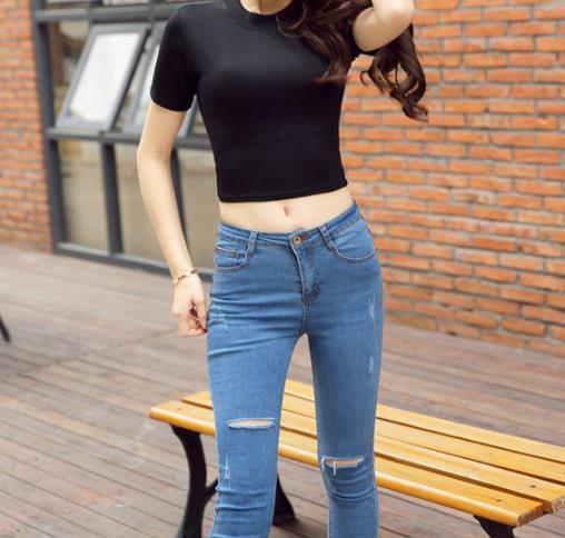 时尚街拍紧身牛仔裤 穿着紧身牛仔裤美女