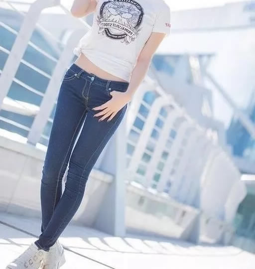 时尚街拍紧身牛仔裤 穿着紧身牛仔裤美女