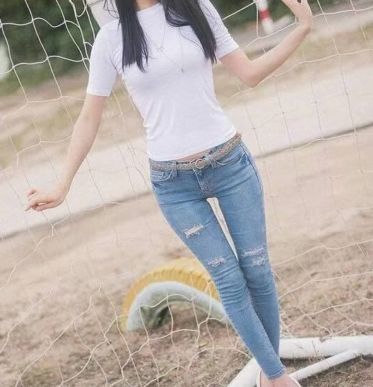 时尚街拍紧身牛仔裤 穿着紧身牛仔裤美女