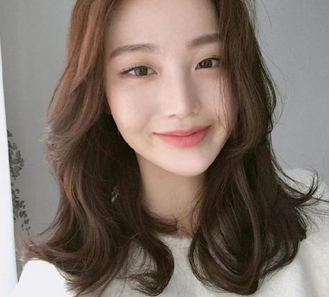 波浪卷中长发发型 女神必备的波浪卷摩登更女人